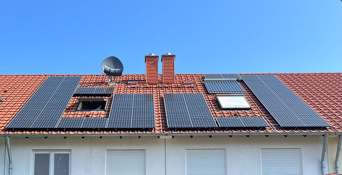 Fertige Photovoltaikanlage auf Reihenhaus